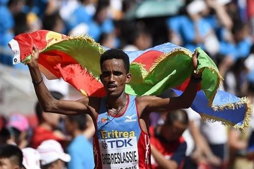 Ghirmay desfila orgulhoso com a bandeira da Eritreia / Foto: Olivier Morin